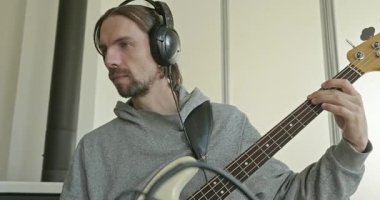 Erkek Müzisyen Çalışması Bass Guitar 4K 10-bit 'te Müzik Çalıyor