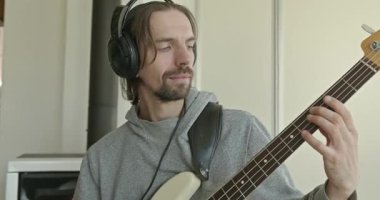 Erkek Müzisyen Çalışması Bass Guitar 4K 10-bit 'te Müzik Çalıyor
