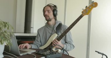 Erkek Müzisyen Çalışması Bass Guitar 4K 10-bit 'te Müzik Çalıyor
