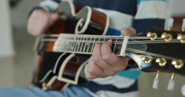 Beyaz çocuk evde Mandolin oynuyor. Avrupalı Çocuk Müzik Çalışması 4K 10-bit