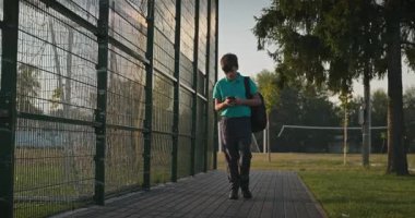 Çocuk Akıllı Telefon Kullan Oyun sahasında Yürüyüş 4K 10-bit Yavaş çekim 60 fps