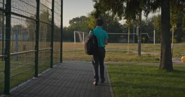 Çocuk Akıllı Telefon Kullan Oyun sahasında Yürüyüş 4K 10-bit Yavaş çekim 60 fps