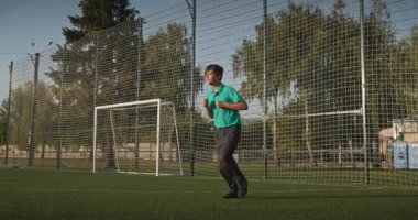 Futbol sahasında koşan çocuk. Çocuk Sabah Egzersizi Yapıyor Dışarıda 4K 10-bit Yavaş çekim 60 fps