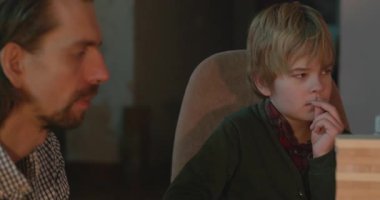 Erkek Arkadaşlar Masa 4K 10-bit 'te Çocuk Tahta Oyunuyla Oynar