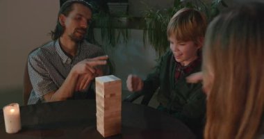 Erkek Arkadaşlar Masa 4K 10-bit 'te Çocuk Tahta Oyunuyla Oynar