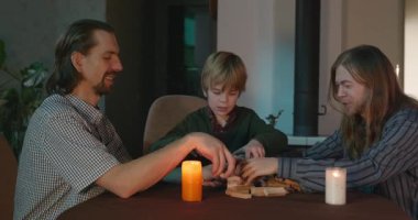 Erkek Arkadaşlar Masa 4K 10-bit 'te Çocuk Tahta Oyunuyla Oynar