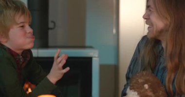 Erkek Arkadaşlar Masa 4K 10-bit 'te Çocuk Tahta Oyunuyla Oynar
