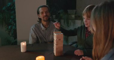 Erkek Arkadaşlar Masa 4K 10-bit 'te Çocuk Tahta Oyunuyla Oynar