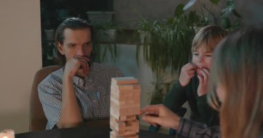 Erkek Arkadaşlar Masa 4K 10-bit 'te Çocuk Tahta Oyunuyla Oynar