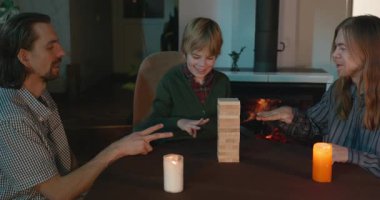 Erkek Arkadaşlar Masa 4K 10-bit 'te Çocuk Tahta Oyunuyla Oynar