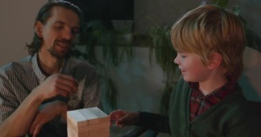 Erkek Arkadaşlar Masa 4K 10-bit 'te Çocuk Tahta Oyunuyla Oynar