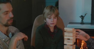 Erkek Arkadaşlar Masa 4K 10-bit 'te Çocuk Tahta Oyunuyla Oynar