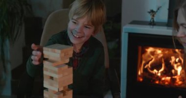 Erkek Arkadaşlar Masa 4K 10-bit 'te Çocuk Tahta Oyunuyla Oynar