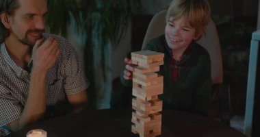 Erkek Arkadaşlar Masa 4K 10-bit 'te Çocuk Tahta Oyunuyla Oynar