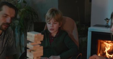 Erkek Arkadaşlar Masa 4K 10-bit 'te Çocuk Tahta Oyunuyla Oynar