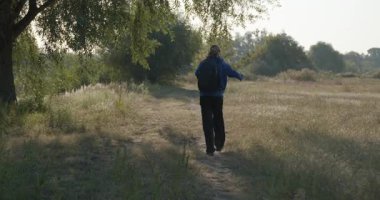 Genç Adam Yürüyüşü Doğanın tadını çıkarıyor Sabah 4K 10-bit