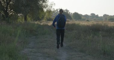 Genç Adam Yürüyüşü Doğanın tadını çıkarıyor Sabah 4K 10-bit