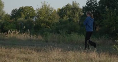 Genç Adam Yürüyüşü Doğanın tadını çıkarıyor Sabah 4K 10-bit