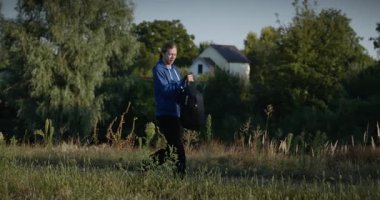 Genç Adam Yürüyüşü Doğanın tadını çıkarıyor Sabah 4K 10-bit