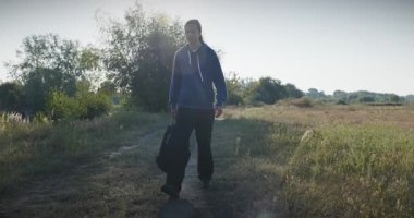 Genç Adam Yürüyüşü Doğanın tadını çıkarıyor Sabah 4K 10-bit