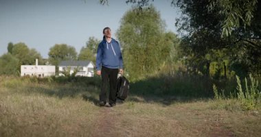 Genç Adam Yürüyüşü Doğanın tadını çıkarıyor Sabah 4K 10-bit