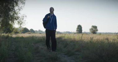 Genç Adam Yürüyüşü Doğanın tadını çıkarıyor Sabah 4K 10-bit