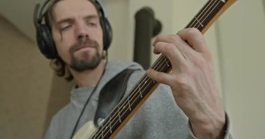 Erkek Müzisyen Çalışması Bass Guitar 4K 10-bit 'te Müzik Çalıyor