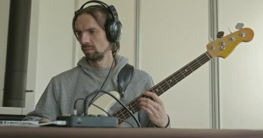 Erkek Müzisyen Çalışması Bass Guitar 4K 10-bit 'te Müzik Çalıyor