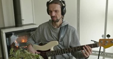 Erkek Müzisyen Çalışması Bass Guitar 4K 10-bit 'te Müzik Çalıyor