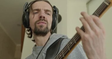 Erkek Müzisyen Çalışması Bass Guitar 4K 10-bit 'te Müzik Çalıyor