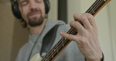 Erkek Müzisyen Çalışması Bass Guitar 4K 10-bit 'te Müzik Çalıyor