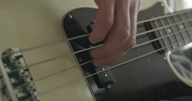 Erkek Müzisyen Çalışması Bass Guitar 4K 10-bit 'te Müzik Çalıyor