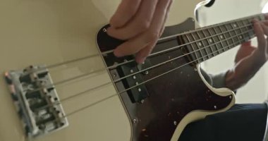 Erkek Müzisyen Çalışması Bass Guitar 4K 10-bit 'te Müzik Çalıyor