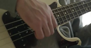 Erkek Müzisyen Çalışması Bass Guitar 4K 10-bit 'te Müzik Çalıyor