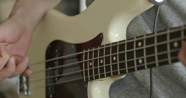 Erkek Müzisyen Çalışması Bass Guitar 4K 10-bit 'te Müzik Çalıyor