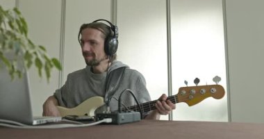 Erkek Müzisyen Çalışması Bass Guitar 4K 10-bit 'te Müzik Çalıyor