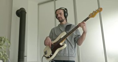 Erkek Müzisyen Çalışması Bass Guitar 4K 10-bit 'te Müzik Çalıyor