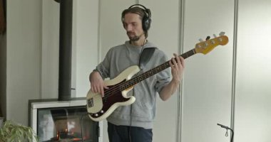 Erkek Müzisyen Çalışması Bass Guitar 4K 10-bit 'te Müzik Çalıyor