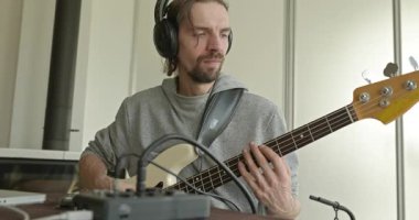 Erkek Müzisyen Çalışması Bass Guitar 4K 10-bit 'te Müzik Çalıyor