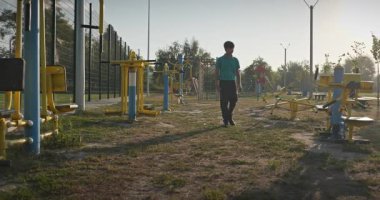 Futbol sahasındaki çocuk yürüyüşü futbol sahasında gezinti 4K 10-bit ağır çekim 60 fps
