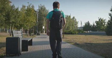 4K 10-bit Park 'ta Sırt çantalı Genç Öğrenci Yürüyüşü