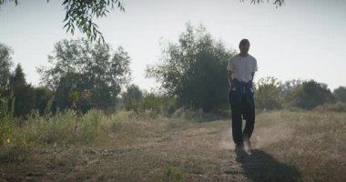 Genç Adam Yürüyüşü Doğanın tadını çıkarıyor Sabah 4K 10-bit