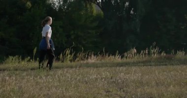 Genç Adam Yürüyüşü Doğanın tadını çıkarıyor Sabah 4K 10-bit