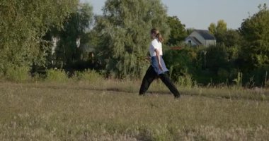 Genç Adam Yürüyüşü Doğanın tadını çıkarıyor Sabah 4K 10-bit