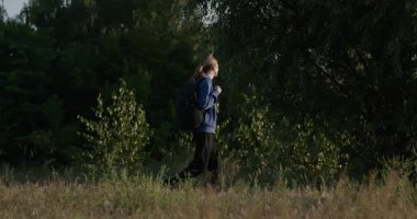 Genç Adam Yürüyüşü Doğanın tadını çıkarıyor Sabah 4K 10-bit