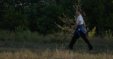 Genç Adam Yürüyüşü Doğanın tadını çıkarıyor Sabah 4K 10-bit