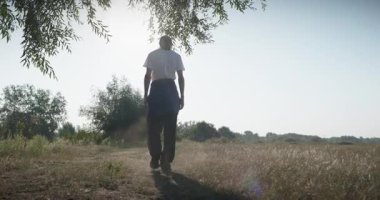 Genç Adam Yürüyüşü Doğanın tadını çıkarıyor Sabah 4K 10-bit