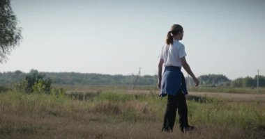 Genç Adam Yürüyüşü Doğanın tadını çıkarıyor Sabah 4K 10-bit