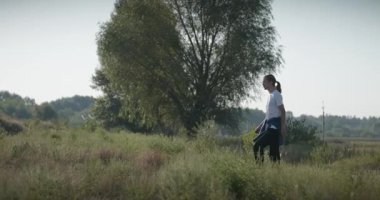 Genç Adam Yürüyüşü Doğanın tadını çıkarıyor Sabah 4K 10-bit