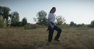 Genç Adam Yürüyüşü Doğanın tadını çıkarıyor Sabah 4K 10-bit